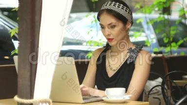 <strong>女人</strong>在咖啡馆里用手提电脑<strong>接电话</strong>，有选择地集中注意力